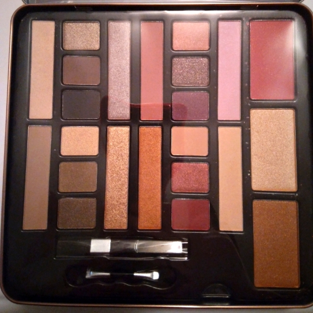 Goodness & Grace Multi-Color Eyeshadow & Blush Palette